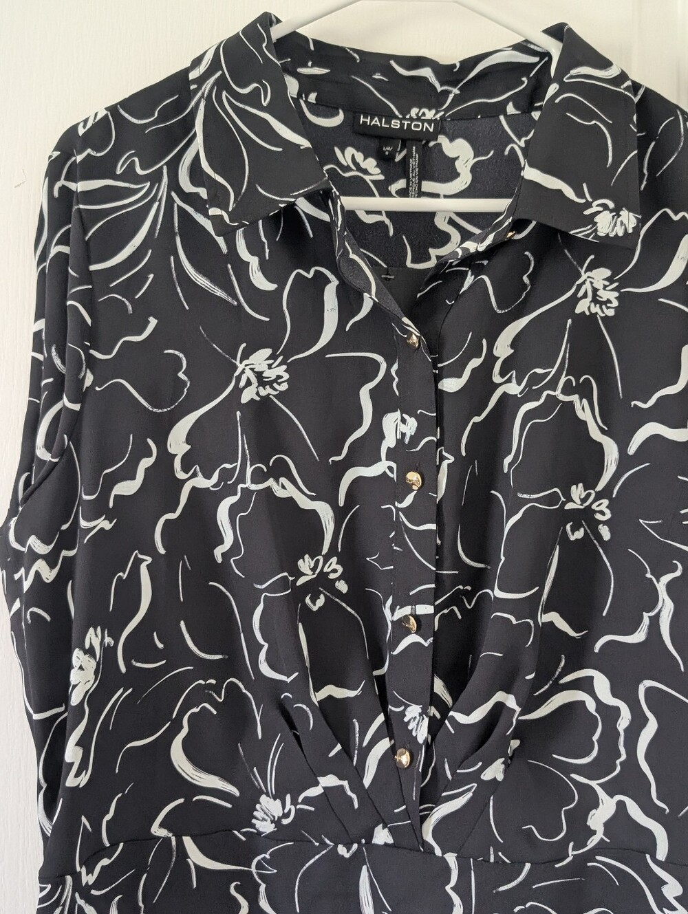 HALSTON Women's  Button down s/s Black with white floral design Large NEW